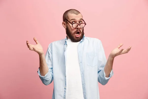 Hermoso hombre mirando sorprendido aislado en rosa — Foto de Stock