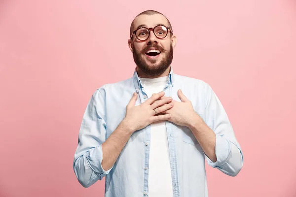 O homem de negócios feliz de pé e sorrindo contra o fundo pastel . — Fotografia de Stock