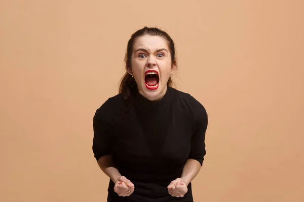 A jovem mulher irritada emocional gritando no fundo do estúdio pastel — Fotografia de Stock