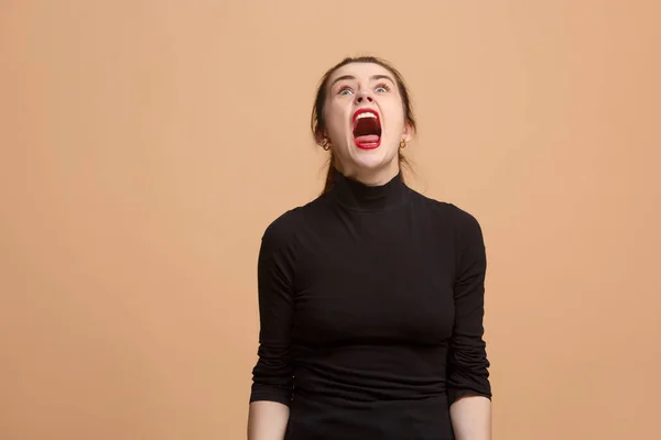 La joven mujer enojada emocional gritando en fondo de estudio pastel — Foto de Stock