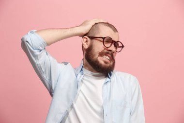 Baş ağrısı olan adam. Pembe arka plan üzerinde izole.