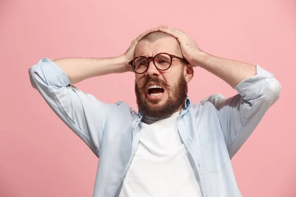 Um homem com dor de cabeça. Isolado sobre fundo rosa . — Fotografia de Stock