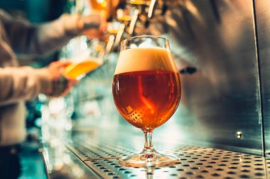 Barmen büyük lager bira dokunun içinde dökme el.