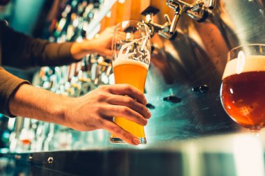 Barmen büyük lager bira dokunun içinde dökme el.
