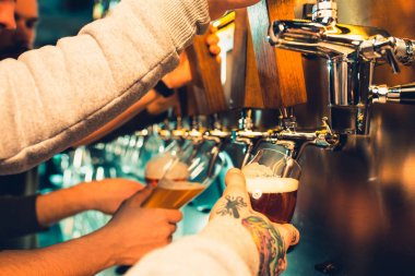 Barmen büyük lager bira dokunun içinde dökme el.