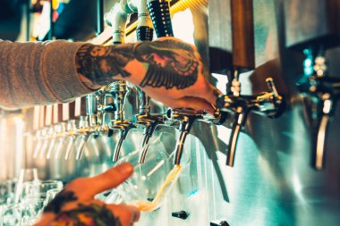 Barmen büyük lager bira dokunun içinde dökme el.