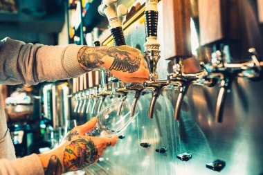 Barmen büyük lager bira dokunun içinde dökme el.