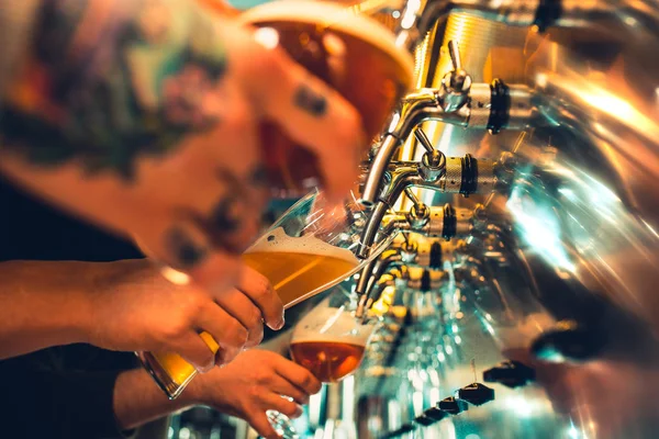 Copo de cerveja com barril, garrafa e lúpulo fresco ainda-vida — Fotografia de Stock