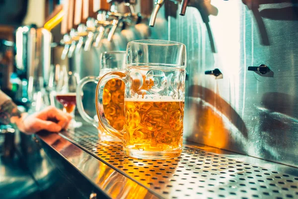 Copo de cerveja com barril, garrafa e lúpulo fresco ainda-vida — Fotografia de Stock