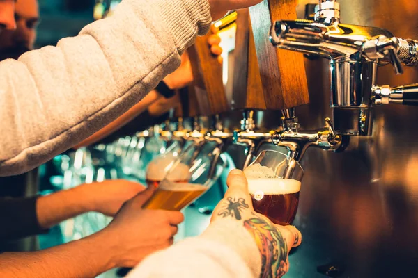 Mano del barista versando una grande birra lager nel rubinetto . — Foto Stock