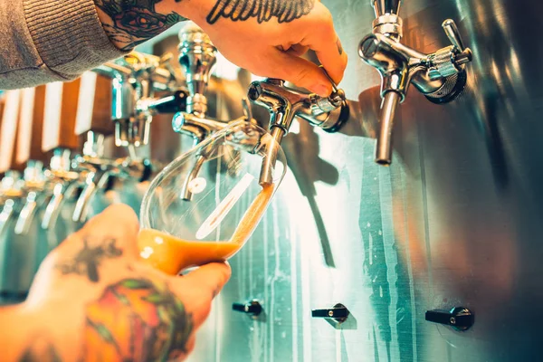 Mano de cantinero vertiendo una gran cerveza lager en el grifo . — Foto de Stock