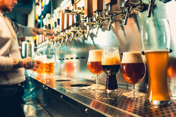 Conhecemos Oktoberfest Mão Barman Derramando Uma Grande Cerveja Lager Torneira — Fotografia de Stock