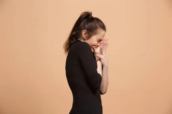 Retrato de la mujer asustada sobre pastel — Foto de Stock