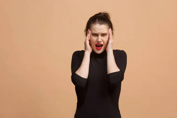 Vrouw met hoofdpijn. Geïsoleerd op pastel achtergrond. — Stockfoto