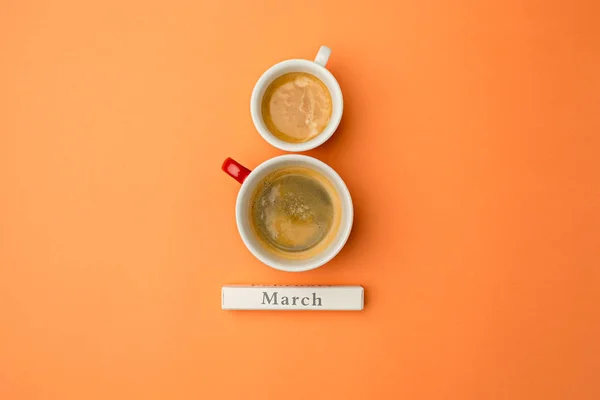 Vista dall'alto con due tazze di caffè con spazio copia. Sfondo per la giornata della donna, 8 marzo. Tavola arancione . — Foto Stock