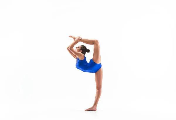 Fiatal sportos nő akrobatikus feladatot — Stock Fotó