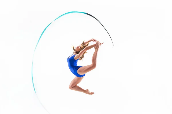 Le portrait de la belle femme gymnaste sur blanc — Photo