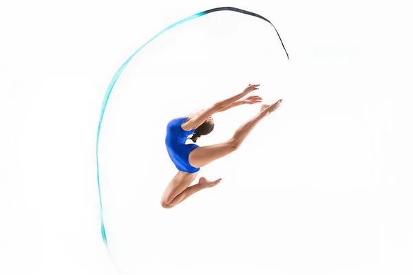 El retrato de la mujer hermosa gimnasta en blanco — Foto de Stock