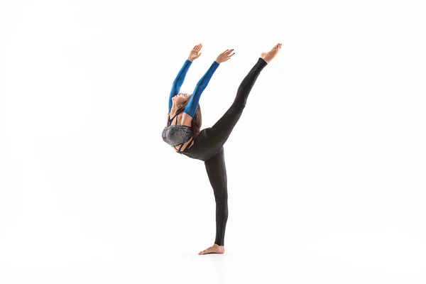 Молодая спортсменка занимается акробатическими упражнениями — стоковое фото