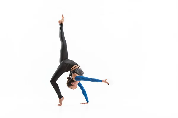 Unga sportiga kvinnan gör akrobatiska övning — Stockfoto