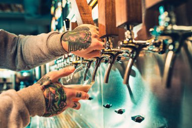 Barmen büyük lager bira dokunun içinde dökme el.