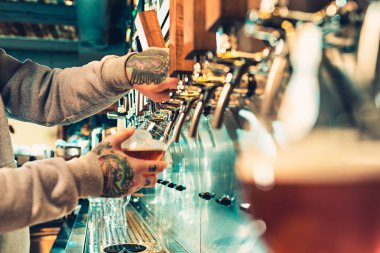 Barmen büyük lager bira dokunun içinde dökme el.