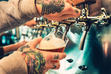 Barmen büyük lager bira dokunun içinde dökme el.