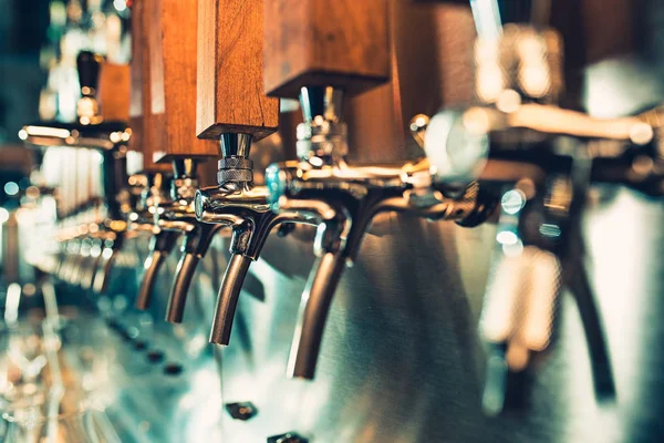 Bir barda bira musluklar — Stok fotoğraf
