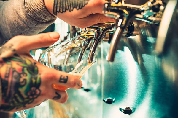 タップで大規模なラガー ビールを注ぐバーテンダーの手. — ストック写真