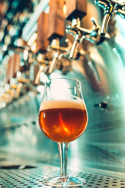 Bier kranen in een pub — Stockfoto