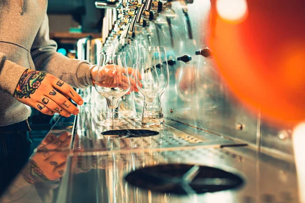 Mano de cantinero vertiendo una gran cerveza lager en el grifo . — Foto de Stock