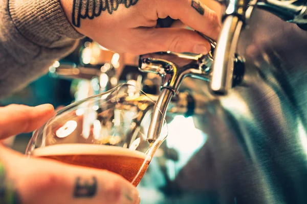 Mano de cantinero vertiendo una gran cerveza lager en el grifo . — Foto de Stock