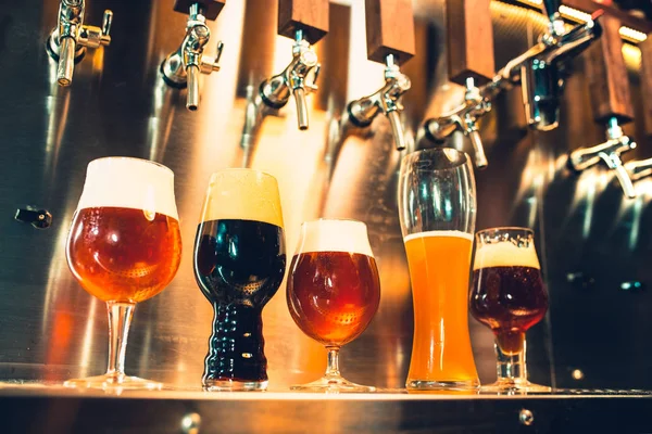 Robinets de bière dans un pub — Photo
