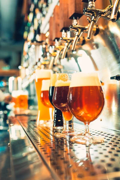 Grifos de cerveza en un pub — Foto de Stock