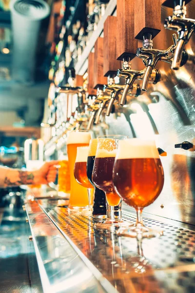 Mão do barman derramando uma grande cerveja lager na torneira . — Fotografia de Stock