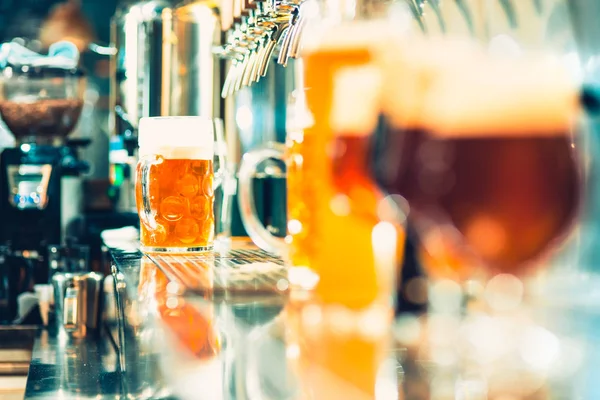 Bier kranen in een pub — Stockfoto