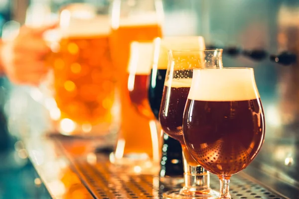 Krany piwa w pubie — Zdjęcie stockowe