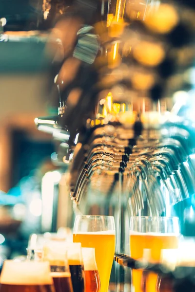 Rubinetti di birra in un pub — Foto Stock