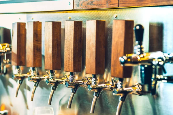 Grifos de cerveza en un pub — Foto de Stock