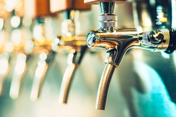 Grifos de cerveza en un pub — Foto de Stock