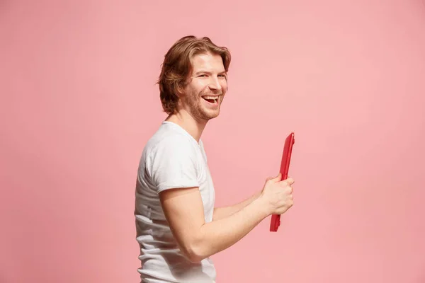 El empresario feliz con el portátil rojo sobre rosado —  Fotos de Stock