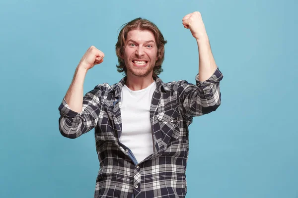 Ganhar o sucesso homem feliz extático celebrando ser um vencedor. Imagem energética dinâmica do modelo masculino — Fotografia de Stock