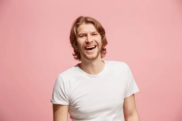 O homem de negócios feliz de pé e sorrindo contra fundo rosa . — Fotografia de Stock