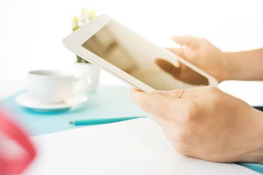 Ofiste bilgisayarla çalışan adam