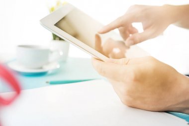 Ofiste bilgisayarla çalışan adam