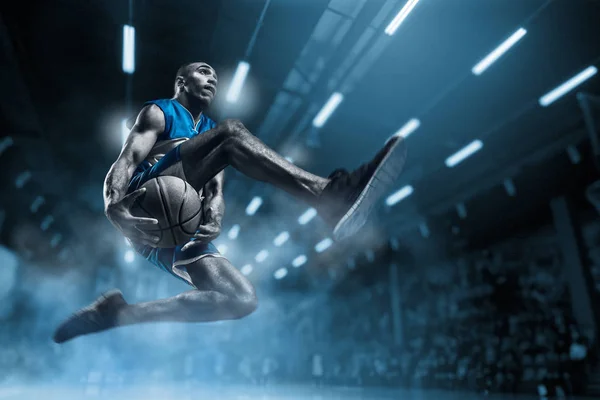 Basketspelare på stora professionella arenan under spelet. Basket spelaren göra slam dunk. — Stockfoto