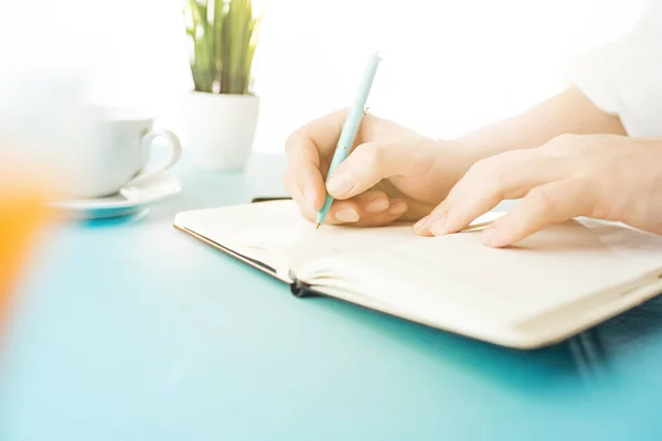 As mãos masculinas segurando caneta. A moderna mesa azul . — Fotografia de Stock