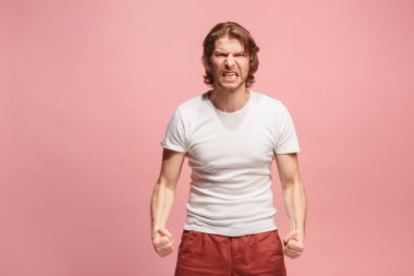 Pembe studio arka planda çığlık genç duygusal kızgın adam