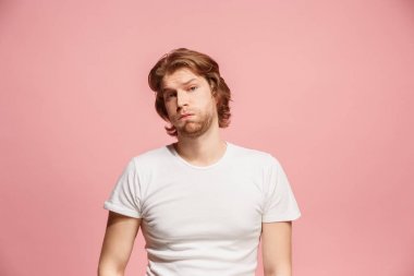 Güzel erkek arıyorum şaşırttı ve izole üzerinde pembe şaşkın