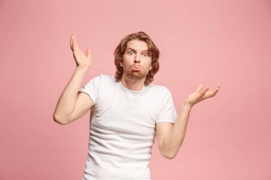 Güzel erkek arıyorum şaşırttı ve izole üzerinde pembe şaşkın